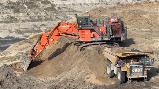 日立 EX 2600-6 大型挖掘机精彩作业实况 || 卡特彼勒 777 和 785 装载沙土。