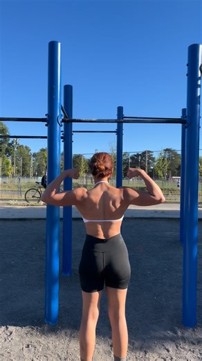 Amaya Valderas on Instagram: "El bronceado de verano está haciendo efecto ✨🤸🏽‍♀️ nada nuevo pero hacer freestyle en Ufro da miedo skskskks 🎥En los controles: @flying_oscaar #calistenics #calistenia #streetworkout #training #freestyle"