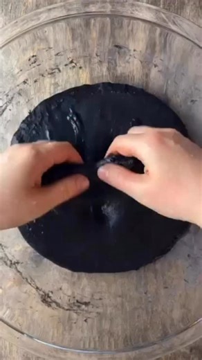 Adelina Roberts on Instagram: "Haute couture sourdough bread🤓 The first time I used squid ink was back in 2019. The first time I've heard of it was from Kristen @fullproofbaking (I miss her!) Cuttlefish, squid ink, same thing if you find it under both names and wonder. Even though it's fishy and salty, that doesn't translate into the baked bread. I didn't have to reduce the salt. What it does is that it enhances the dough, it makes it so fluid, so pleasant to work with. It doesn't affect the ra