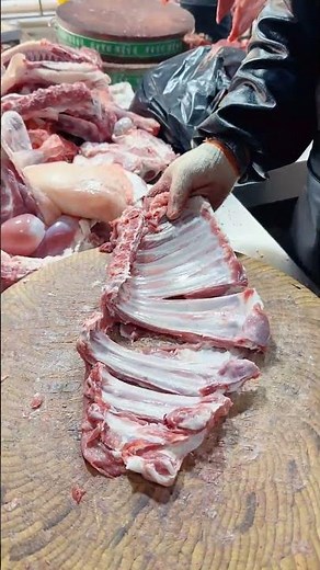 1. Precise cutting technique for lamb ribs: Cutting along the direction of the ribs