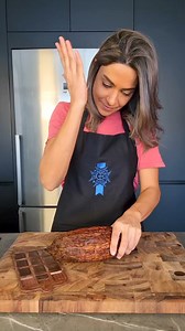 🍫من ثمرة كاكاو إلى لوح شوكولاتة داكنة، ٧٠% كاكاو⁣ From Cacao Pod to a 70% Cocoa⁣ Dark Chocolate Bar.⁣ ⁣ المكونات⁣ ٢١٠ غم بذور كاكاو محمصة و مقشرة (كوكو نيبز)⁣ ٩٠ غم سكر⁣ ⁣ Ingredients⁣ 210 gms Cocoa Nibs (Roasted & Peeled Cocoa Beans)⁣ 90 gms Sugar⁣ ⁣ #cacao #chocolate #healthy #yallayasmin #yallanotbokh #yasminnasir #healthychocolate #ياسمين_ناصر #يلا_نطبخ #يل#شوكولاته #صحية #صحي #دارك_شوكولاته | Yasmin Nasir