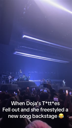 @Doja Cat had a little wardrobe malfunction and was backstage getting fixed up whilst freestyling a new song 😂✨✨👙 #dojacat #newcastle #needtoknow #doja #dojacatlive #scarlet #scarletttour #dojacatstreets #fyp #foryou