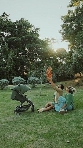 Lorena Chaves on Instagram: "Estamos usando esse carrinho e outros produtos da @abcdesign_brasil faz um tempo! E quis compartilhar com as mamães aqui porque estou AMANDO tudo! Esse é o AVUS! Leve, prático demais pra fechar e abrir e LINDOOOO ♡ ♥︎"