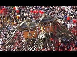 激しいみこしのぶつけ合い、姫路・灘のけんか祭り