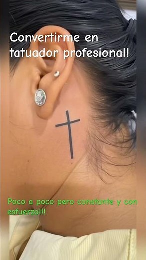 Tatuaje cruz atrás de la oreja. #tatuajecruz #cruzatrasdeoreja #cruz #tatuajecuello