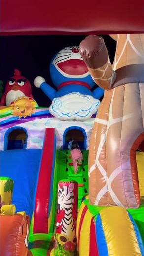 Naik dan seluncur di istana balon Doraemon angry bird merah #shorts