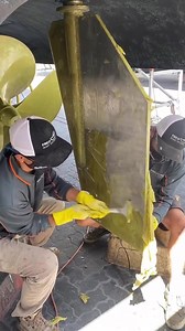 There's nothing more satisfying than Stripspeed in action! 👌 Stripspeed is our solvent based stripper for removing Propspeed and other foul-release coatings. Learn more here: https://hubs.ly/Q01N7Lbd0 | Propspeed