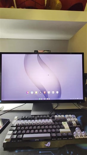 Um monitor e um teclado e rato, e facilmente podemos usar dois computadores diferentes! Útil para ter o desktop e laptop, ou até desktop e smartphone 👍 Já conheces o Brilliance 5K da Philips? #kvm #briliance5k #philips