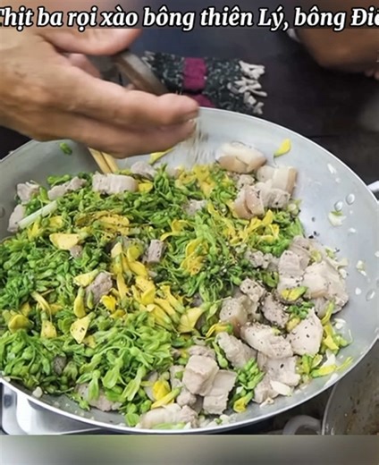 Thịt Ba Rọi Xào Bông Thiên Lý Ngon Miền Tây