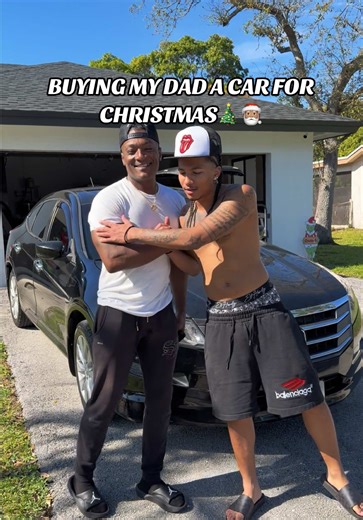 I had just woke up don’t mind my voice🤣 merry Christmas everyone🎄 now he got mad space for his catering😭