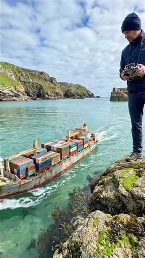 This RC Submarine Looks Like a Real Navy Vessel 🤯