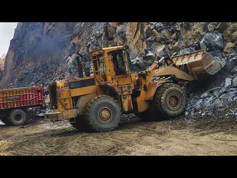 Extreme Loader Action! CAT 966 Fills Tractor Trolley Like a Beast 💪| Big rock loading