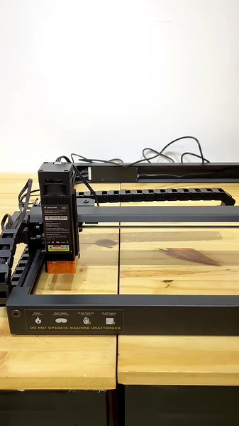 Grabadora laser Lazervida 10w, proyecto sobre un cuchillo con superficie de madera 🔪 #lazervida #grabadoralaser #maquinalaser #emprendimiento #santacruz #cochabamba #personalizacion #laserdiodo #productospersonalizados