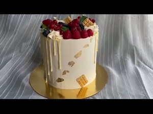 Réalisation d'un layer cake fruits rouges de A à Z avec toutes les recettes détaillées.