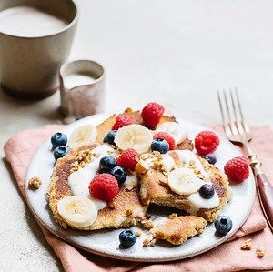 Brunch-Babes aufgepasst! Mit unseren (glutenfreien) Mandel-Bananen-Pancakes werden eure süßesten Träume wahr! 💭🤤 | Janina and Food