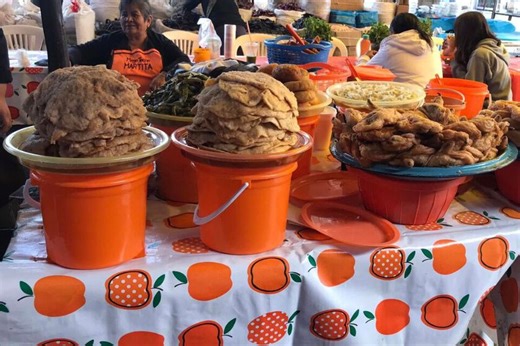 Estos tacos placeros en Puebla son una joya callejera: este es el tianguis donde los venden