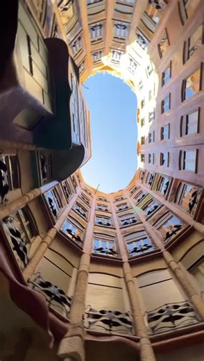上枝恵美加さんと巡るカサ・ミラ 中庭も気になるポイントがたくさんあります！🎨 #カサミラ #バルセロナ #ガウディ #ガウディ建築 #スペイン #世界遺産 #旅行 #海外旅行 #建築 #アート #彫刻 #旅 #ヨーロッパ #観光