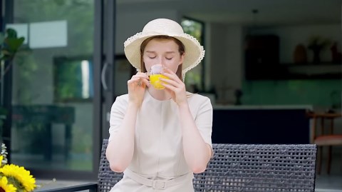 Outdoor Patio Table and Chairs Set for 4 – Acacia Wood Dining Table with All-Weather Wicker Chairs, Comfortable Cushions & Rust-Resistant Steel Frame (Light Gray)