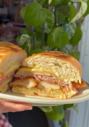Starting the week with a *NEW* sammie spesh! See vid for deets! Chef says “Not as good as Portland’s own @barberfoods, but not bad!” (Also: “Please excuse my playoff beard.”) *Lunch Only Sammie* Get high & come on by.😘 Yep, we also have CHOWDAH! ☎️ 479-435-9494 🍕 Menu: pizzeriaruby.com 🌈 Join us: team@pizzeriaruby.com ☺️ Snag a spot on our waitlist or make a reservation via our website: www.pizzeriaruby.com 🍕♥️ 👉events@pizzeriaruby.com👈 for large orders!