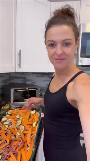 Préparation de burgers maison avec légumes rôtis au four 🍠🍔🧅 Aujourd’hui, je prépare une savoureuse plaque de patates douces, zucchinis et oignons rôtis avec seulement une cuillère à thé d’huile et une touche de poudre d’ail. En même temps, je façonne de généreux burgers bien assaisonnés avec de la viande hachée extra maigre, des oignons, des champignons, de l’ail et des épices à steak. Je te montre comment optimiser la cuisson au four en faisant cuire les légumes et les burgers simultanément