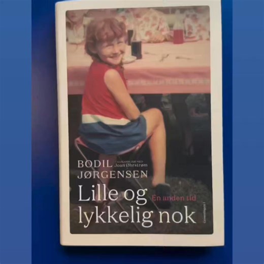 👀📚 Der var pligter, og der var frihed – og der var tid. Og så var der pigen Bodil, som elskede livet for meget til at lade sig gå på af smådrillerier fra de andre, dem kunne hun afvæbne ved at tage en tehætte på hovedet eller danse løs i sin gule kjole. Allerede dengang tittede evnen til skuespilleriet frem. 🤹 I 'Lille og lykkelig nok' tager Bodil Jørgensen os med tilbage til sin egen lykkelige barndom i Vejen, hvor hun blev formet af ikke mindst bedsteforældres dybe langsommelige liv og fade