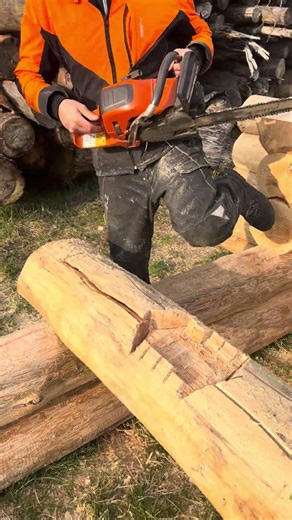 V-Schnitt: schnell, viel Material entfernen #chainsaw #woodworking #wood #wirliebenholz