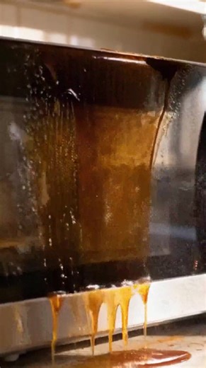 🧼 Kitchen Grease Film Eliminator · Dissolves Heavy Grease in 8 Seconds Transforms cleaning from a battle into a gentle wipe Where foam touches, new shine emerges ✨ Core Breakthroughs ▸ Bio-enzyme targeted decomposition technology precisely breaks down grease molecular chains ▸ Dense foam layer adheres long-term to dissolve deeply embedded grease stains ▸ Food-contact safe formula requires no secondary rinsing ▸ Suitable for multiple surfaces: range hoods, stovetops, tiles, ovens 💪 Ready for th