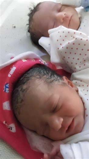 198K views · 10K reactions | #babyfirstminutes #love #baby #twins Beautiful twins the girl angry and the boy calm  | Baby first minutes | Facebook