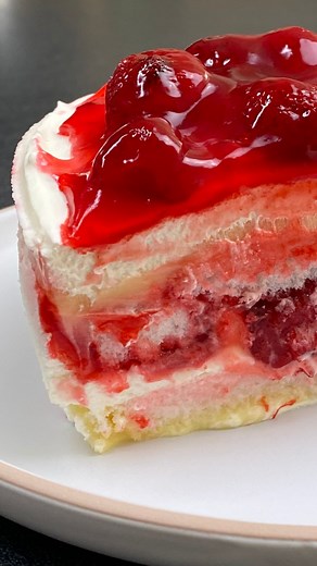 18K views · 1.8K reactions | No-bake Strawberry Cake #strawberrycake #desserts #cakelover Music ------ Title: Superhot Artist: Giulio Cercato Link: https://www.facebook.com/sound/collection/?sound_collection_tab=sound_tracks&asset_id=204635329143577&reference=artist_attr | Gigi’s Kitchen | Facebook
