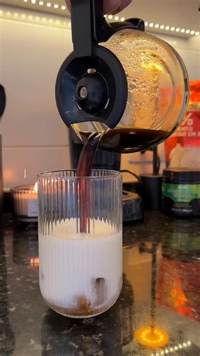 Filipe Campos | Receitas, treinos e lifestyle on Instagram: "Essa receita de frappuccino proteico, sem açúcar, é perfeita pros dias quentes ☀️ Refresca, mata a vontade de doce e te ajuda a seguir firme na dieta. Ingredientes: • 30g de whey @growthsupplements (sabor sorvete de creme) • 5g de creatina @growthsupplements • 120ml de água • 100ml de café frio • Gelo • Canela Modo de preparo: Coloque a água no blender ou mixer e adicione o whey + a creatina. Bata até formar uma espuma cremosa. Em um c