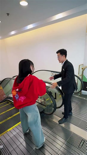 Looking at your phone too much causes distraction [ONEKINDMAN] #onekindman #kindness #respect #help