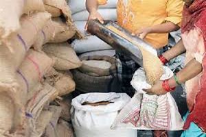 CG ration scam: राशन की हेराफेरी: फूड इंस्पेक्टर ने विक्रेता व समूह के अध्यक्ष के खिलाफ दर्ज कराई एफआईआर | CG ration scam: Food inspector lodged FIR against seller and group president