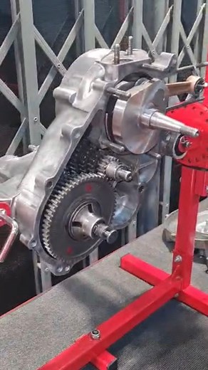 🛵 Parte 2 — Vespa ET2 em foco! O Nuno Ferreira mostra-te o motor desta Vespa que está prestes a ser desmontado e avaliado ao detalhe. 🔧 Cada componente conta, e é neste processo que se descobrem os verdadeiros desafios de um restauro. Aqui na Click Motor, não há atalhos — há trabalho, rigor e paixão pelas Vespas. 💬 Se gostas de ver o “antes” para depois apreciares o “depois”, vais querer continuar a acompanhar esta série. 👉 Segue-nos para não perderes a parte 3! #ClickMotor #VespaET2 #Restau