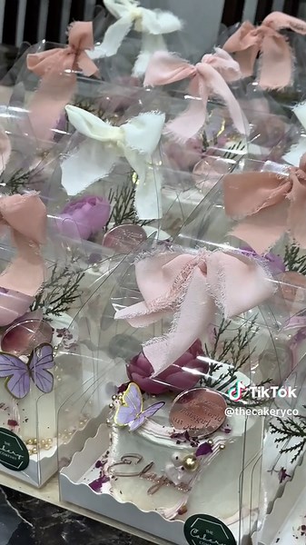 30 Mini Cakes for Celebrating a Baby Girl's Arrival