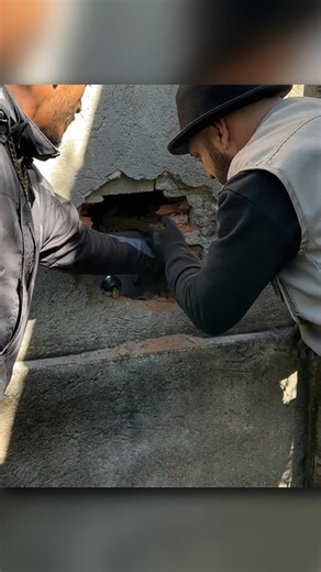 39M views · 405K reactions | Eles encontraram uma fortuna do tesouro dentro do cofre da parede abandonada - parte 1 | Jack e Faísca Aventuras | Facebook