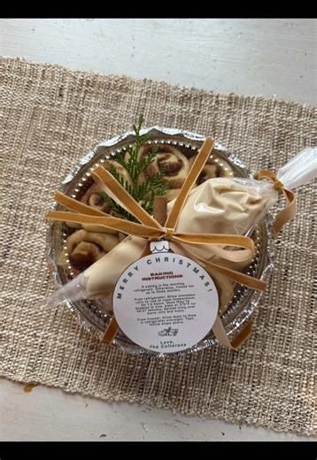 Save this to replace your holiday cookie boxes this year! Instead of making several varieties of festive cookies, I opted for a fan favorite treat for all of our friends: delicious homemade cinnamon rolls with cream cheese frosting. DM for the recipe, our baking instruction tags or for any other questions on how these came together. We promise the people in your life won’t forget about these! #holidaycookies #cookiebox #homemade #baking #bakingfromscratch