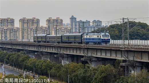 南局南段DF11 0396牵引57065次通过