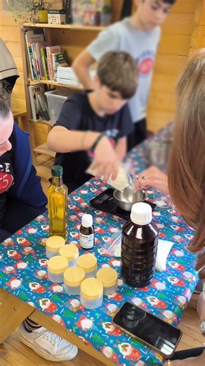 Pierce - The American College of Greece on Instagram: "Μέσα στο πρώτο τρίμηνο, οι μαθητές και οι μαθήτριες της ΣΤ' Τάξης του Δημοτικού έγιναν… μικροί επιχειρηματίες! Στο πλαίσιο του Bee-sness Project, δούλεψαν ομαδικά, για να δημιουργήσουν τη δική τους «μικρή επιχείρηση», από την πρώτη ιδέα μέχρι το τελικό προϊόν. Χωρίστηκαν στις ομάδες Παραγωγής, Οικονομικών, Marketing & Έρευνας, Δημιουργίας & Design και, μέσα από δομημένες δραστηριότητες, προχώρησαν από την αρχική ιδέα στον σχεδιασμό, την έρευ