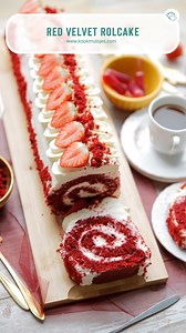 • RED VELVET ROLCAKE • Op zoek naar een feestelijk dessert dat altijd indruk maakt? Probeer deze red velvet rolcake met romige vulling! De zachte cake, gecombineerd met rijke smaak, maakt dit recept een favoriet bij jong en oud. Directe link naar het recept vind je in mijn bio. Ben je op zoek naar nog meer lekkere recepten? Ons derde boek is uit! Directe link naar het recept en boek @kookmutsjes ~ BIO & INSTASTORIES!❤ #kookmutsjes #redvelvet #cakeroll #homemade #instafood #dessert #food #yummy #