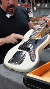 🎶🔥 Feast your eyes on this Fender Custom Shop Jazz Bass — aged Olympic White with a gorgeous rosewood fingerboard and pearl block inlays. ✅ Paddle-style tuners reminiscent of a vintage ’66 ✅ Larger “spaghetti” style logo & binding detail ✅ One-of-a-kind custom build — we’ve never seen another like it ✅ Beautifully aged finish with classic Fender tone and feel This bass is pure class and absolutely ready to play. Don’t miss your shot at owning this rare gem. 📞 Call (775) 331-1001 or head to bi