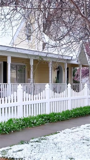 Happy Easter weekend! What are your family traditions for Easter? This year, It’ll just be me & my two teens at home and we’ll be making our traditional bunny buns, boiled eggs and ham for brunch after church. I’m excited to add two new side dishes to our Easter brunch this year! Smashed red potatoes with fresh garlic & herbs from our garden, and asparagus with homemade hollandaise sauce, using our very own chicken eggs 🐰 💐 🪺 🐥 ✝️ 🧺 🌸 🌱 🐇 #eastercottage #springcottage #cottagelife #cotta
