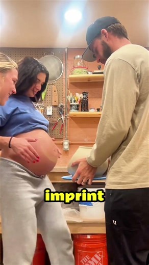 Why Pregnant Mothers Press Their Bellies Into Clay？