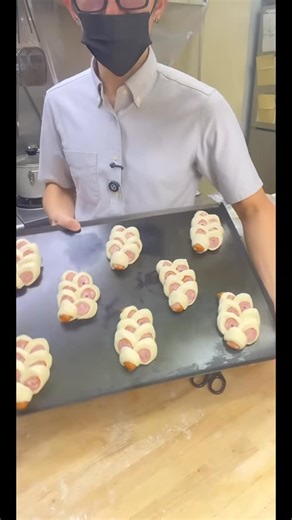 Boulangerie Shima しまぱん on Instagram: "しまぱん流フランクチーズパンの作り方 今日もライブに来てくださった皆さん ありがとうございます🙌 その中から一部を リールでシェアします🎥✨ 次回の配信も ぜひリアルで一緒に過ごしましょう☀️ #ライブ配信 #リール #配信の記録 #日常のひとコマ"