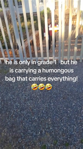 my grade 1 child carries such a huge bag🤣🤣🤣🤣 umntanam uthwele nzima