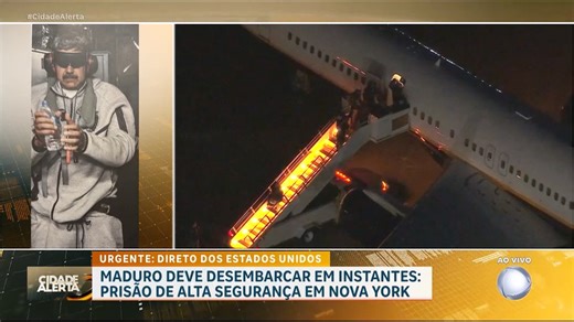 Assista ao momento em que Nicolás Maduro desce do avião nos EUA Agora, ele deve ser levado a um presídio de alta segurança para aguardar o seu julgamento O avião que levava Nicolás Maduro e sua esposa Cilia Flores pousou em Nova York, nos Estados Unidos, na noite deste sábado (3). Imagens registraram o momento em que o presidente venezuelano desceu da aeronave sob uma forte escolta policial. Agora, ele deve ser levado a um presídio de alta segurança para aguardar o seu julgamento. Na madrugada d