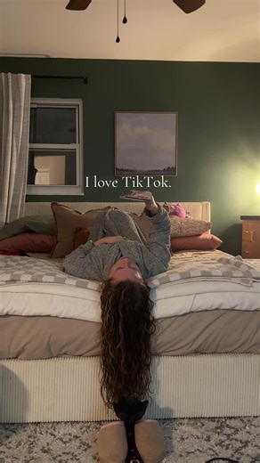 Working smarter not harder to diffuse my hair thanks to the girl who originally posted this on here!! It’s nice to rest and read my book after doing the whole everything shower curly routine 😂😅 #curlyhair #curlyhairroutine #diffuser #sharkflexstyle #lifehack @Shark Home @Goodreads @Kitsch