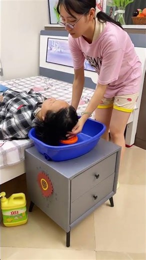 Prepare a basin for washing hair at home, which is very convenient for the elderly, pregnant women,