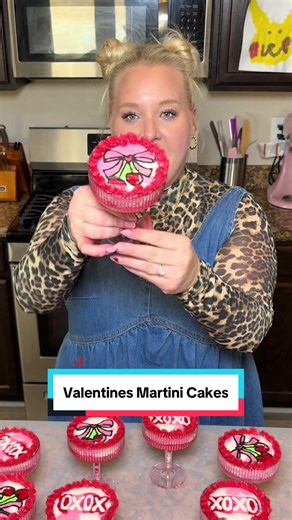 Martini cakes 🍸 > regular cakes. I teach how to make these printed cakes in my Cakewich masterclass 💕 #valentine #martinicake #cake #cakedecorating #valentinesday
