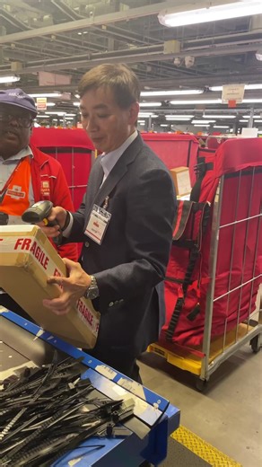 The UPU Director General Masahiko Metoki scanning postal items at the Royal Mail’s Heathrow Worldwide Distribution Centre (HWDC) using the UPU’s IPS Cloud platform. The platform has been recently deployed within Royal Mail as part of its recovery programme, enabling it to reopen its worldwide services to customers. More about the UPU’s International Postal System (IPS): https://bit.ly/3UPRfcV | UPU