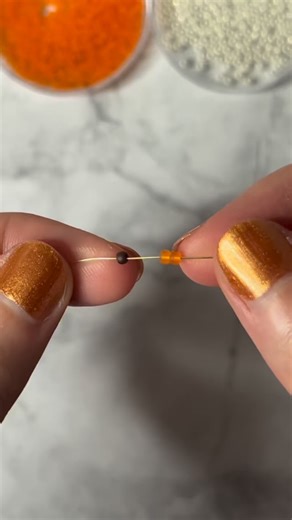 •Vera• on Instagram: "🐿️Fädel mit mir ein Eichhörnchen aus Perlen🥰🍂 Du brauchst nur 90cm Draht (28g) und Saatperlen (2.2mm)🤗 #squirrel #beadpattern #beadwork #beadart #beadingtutorial #autumn"